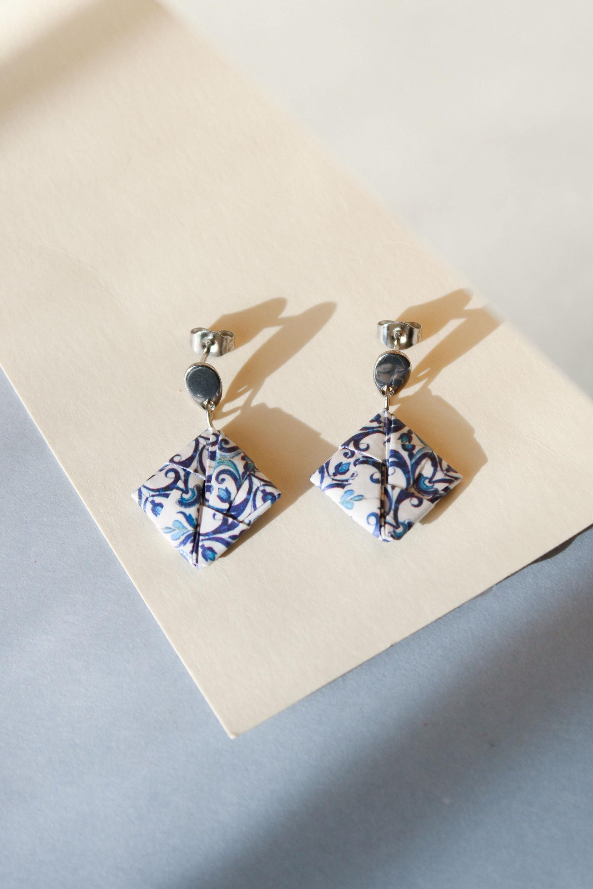 GOTA | Brincos de Origami em Aço Inoxidável papel Azulejo Português feitos à mão (etsy image id: 6620900933)